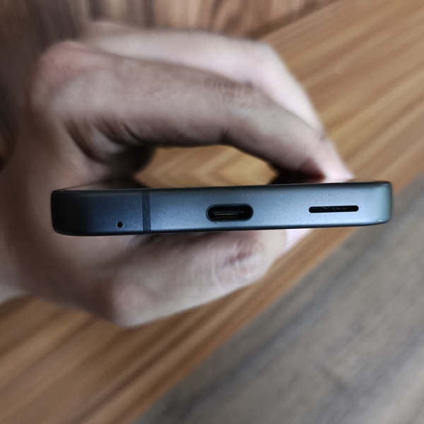 Review Sharp AQUOS Sense10 Bagian Bawah