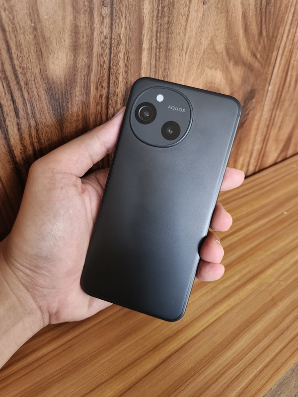 Review Sharp AQUOS Sense10 Tampak Belakang