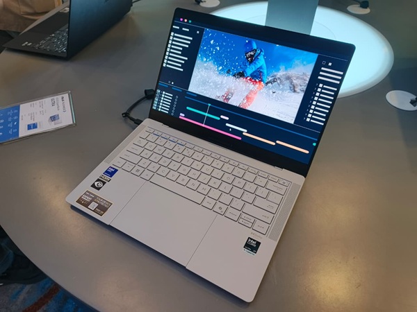 ASUS ExpertBook Ultra Putih